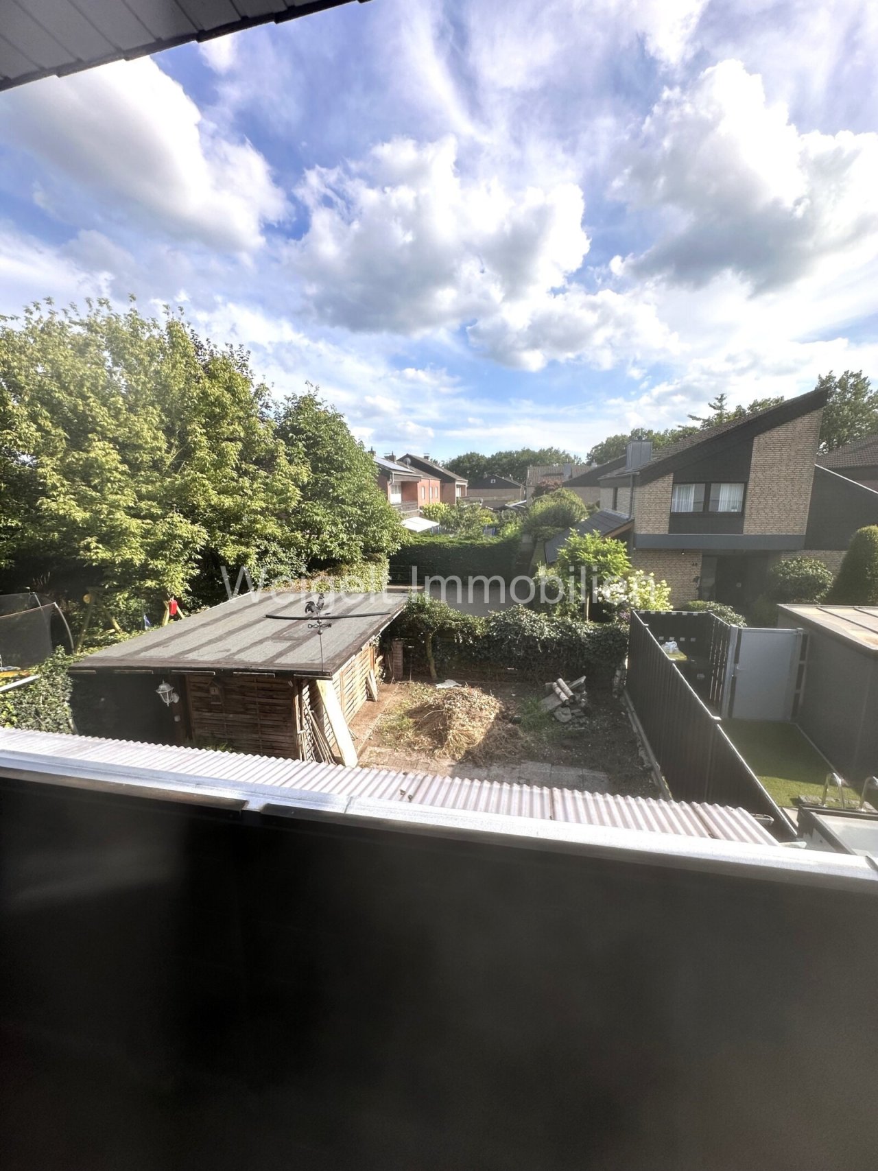 Aussicht vom Balkon auf den Garten Aussicht vom Balkon auf den Garten
