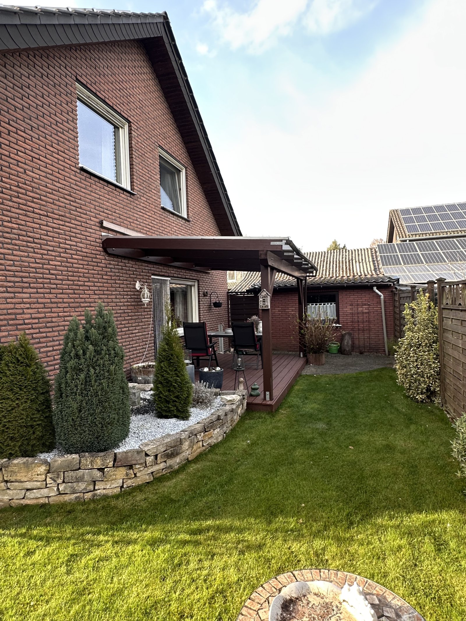 Garten mit Blick Richtung Osten und Gartenhaus