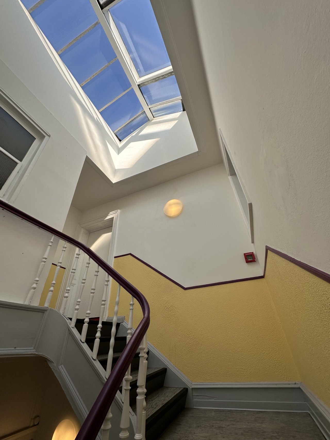 lichtdurchflutetes Treppenhaus